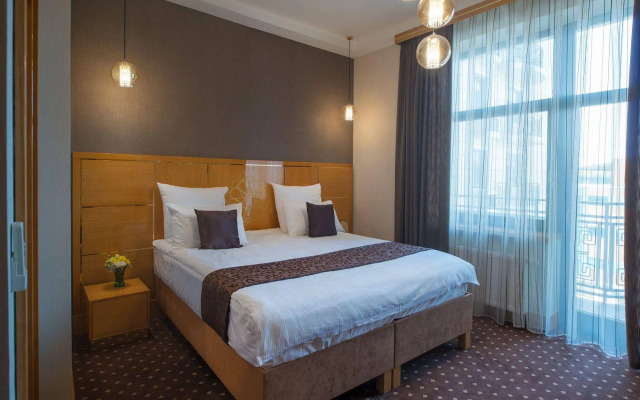 Ark Palace Hotel