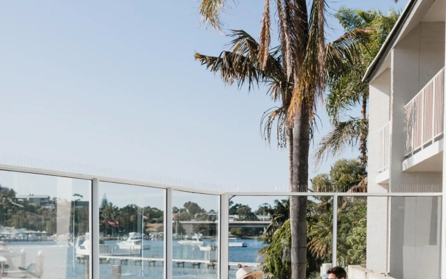 Pier 21 Riverside Apartment Hotel