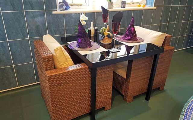 Igguldene Retreat with Jacuzzi