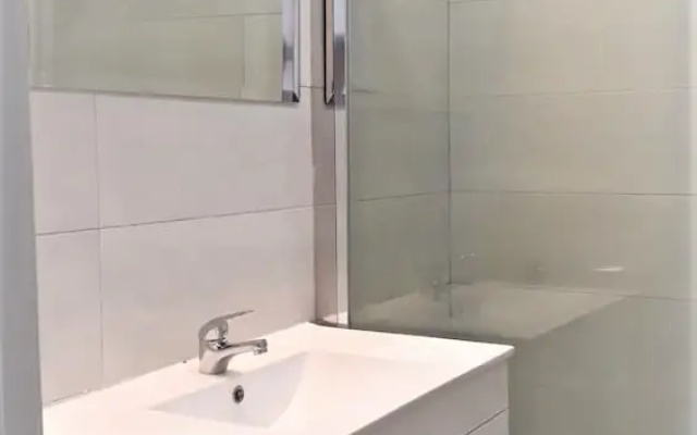 Beautiful Private Room With River View In Lisbon