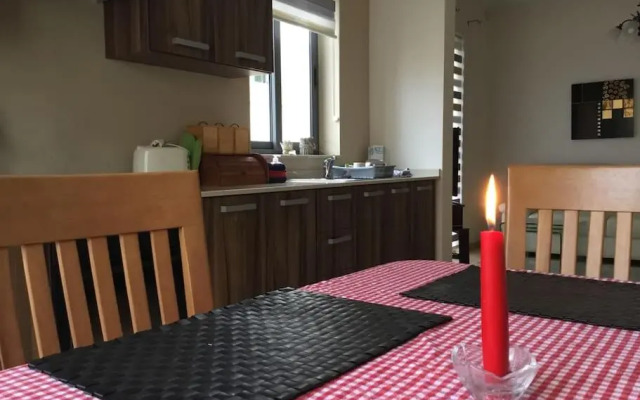 May Flower: Modern Flat close to Airport/Bus Stops