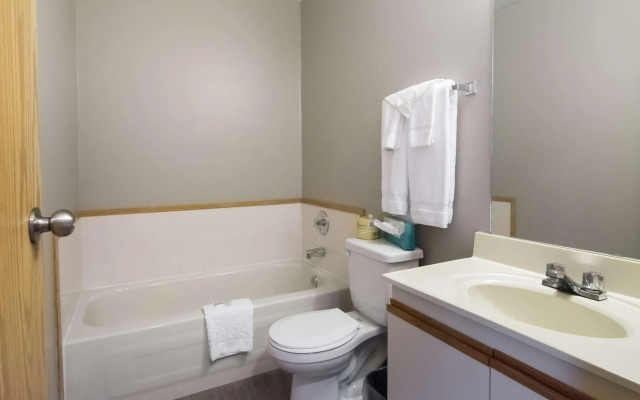 Motel 6 Victoria Airport Saanichton