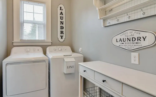 2 Mi to Bay Park: Milwaukie Getaway on 1 Acre!