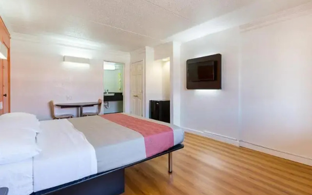 Motel 6 North Kirkland