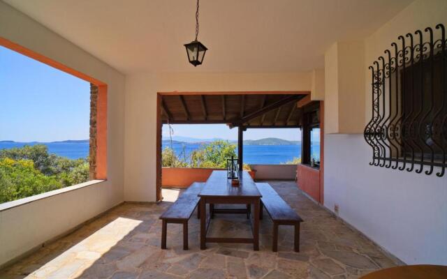 Beachfront villa with huge garden, 3br, Halkidiki