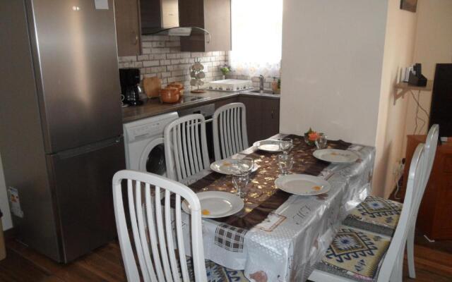SUNSHINE APTS, TWO BEDROOM , FREE INTERNET, No 3