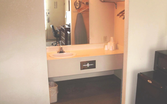 Trade Winds Central Inn