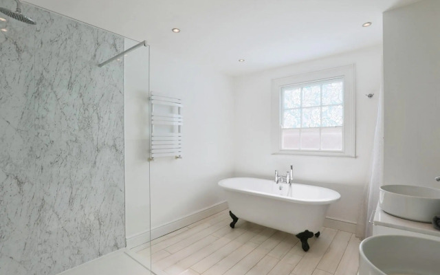 Stunning 4 Bed Semi-detached Home With Ample Space