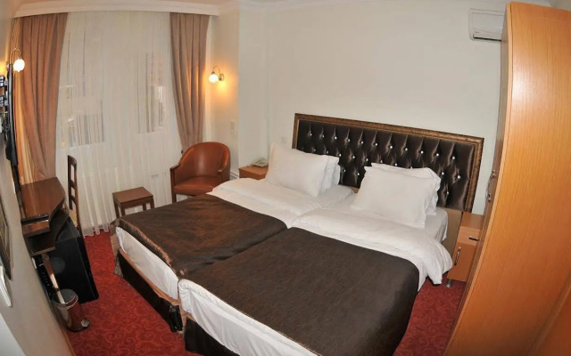 Palace Point Hotel