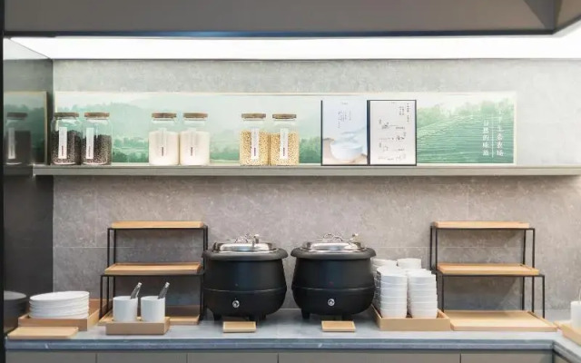 Ji Hotel (North Plaza, Ningbo Railway Station)