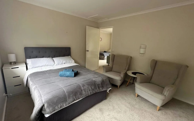 Cozy Curtin- 3 Guests House – Guest Rooms – Tuggeranong