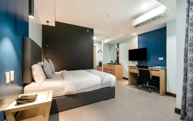 Oyo 207 Bay Area Suites Near Philippine General Hospital
