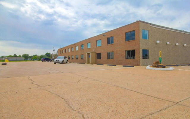 HomeTown Inn by OYO - Liberal, KS