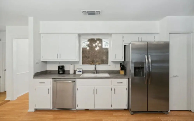 Quiet 4 Bedroom Home Located off Sola