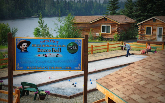 Pike's Waterfront Lodge