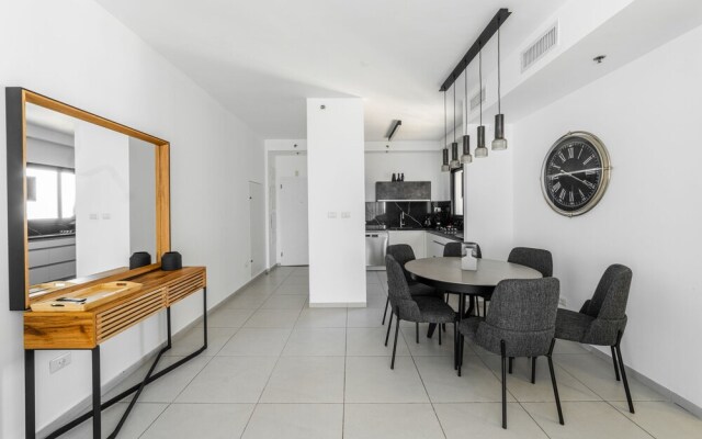 Sea-side 4 BR Apt with Gym