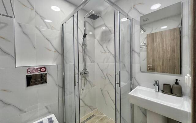 #Aura Studios & Suites F24