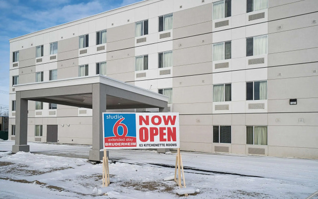 Studio 6-Bruderheim, AB