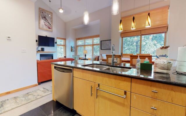 Solstice 18 Beautiful and Modern, Private Washer Dryer, Close to Eagle Lodge by RedAwning