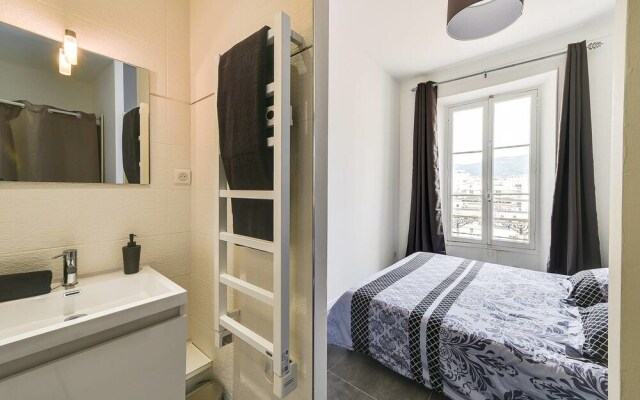 Beautiful Modern Apartment for 4 People in Cannes!