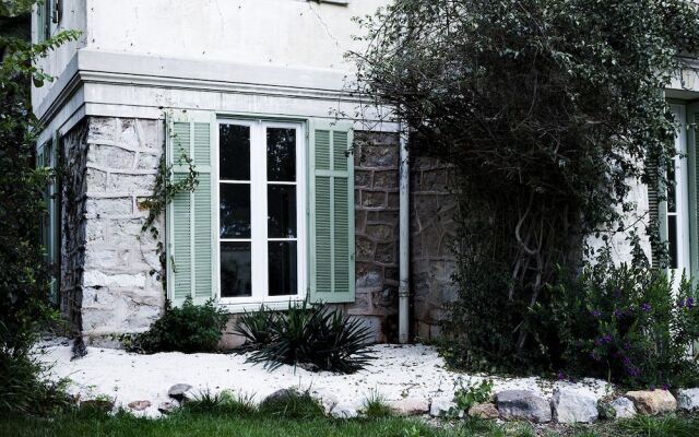 Fashionable House Flat with Garden