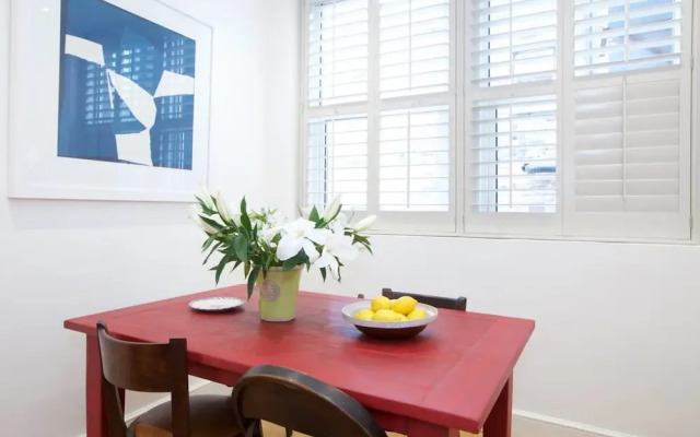 English Retro 2BR Apt, Moments From Battersea Park