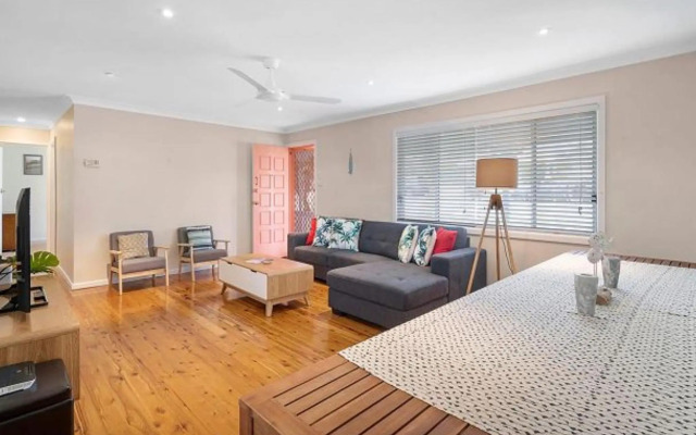 Walk to Everything In Huskisson Central Location and Sleeps 10