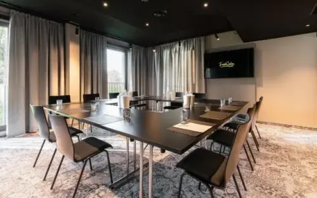FreshSuites & Bar