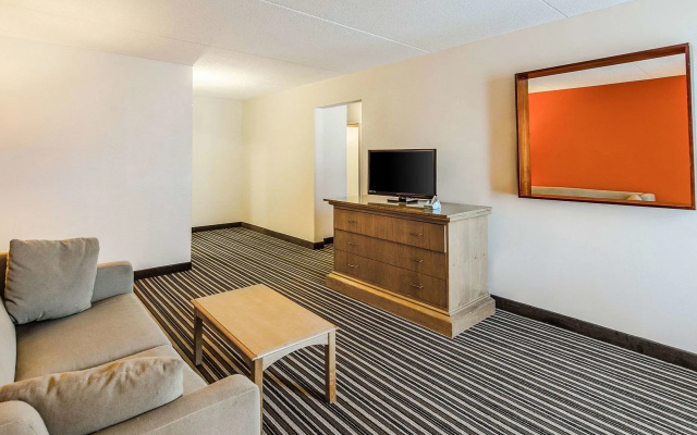 Econo Lodge Inn & Suites Norton - Wise South