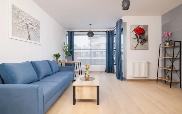 Dark Blue Apartment in Kraków by Renters