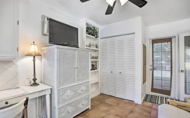 Vibrant Stuart Getaway w/ Private Hot Tub!