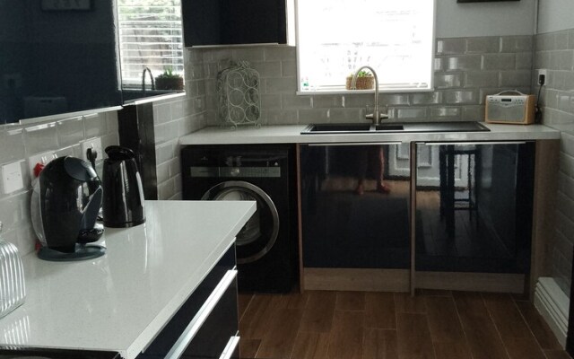 Captivating 2-bed House in Nuneaton