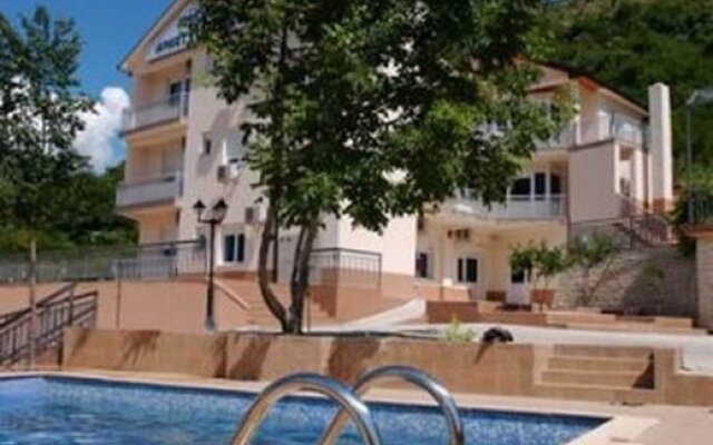 Apart Hotel Amicus