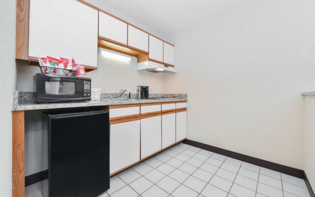 Red Roof Inn PLUS+ & Suites Guilford