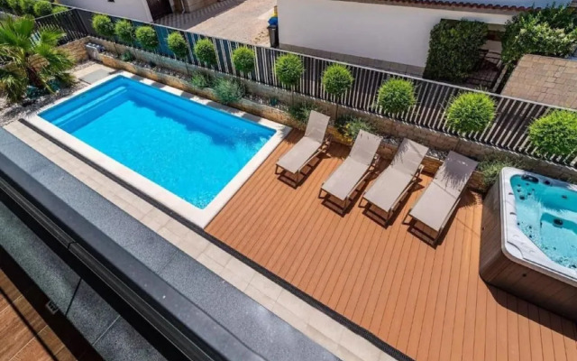 Villa Alpha - Four Bedroom Villa With Swimming Pool