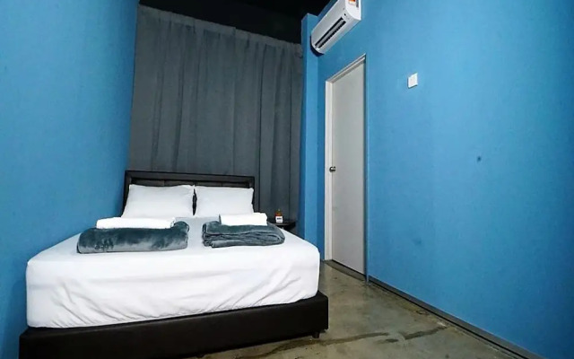 Spot on 89956 the Blue Malacca