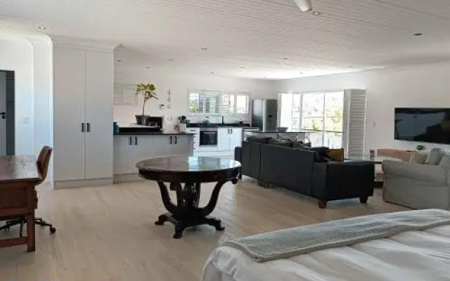 Paradise Corner Studio