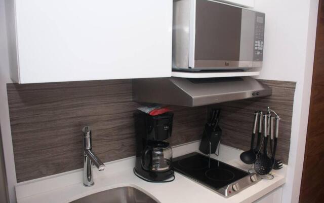 G208N Gallery Luxury Condo 5stars. Walking to the beach.