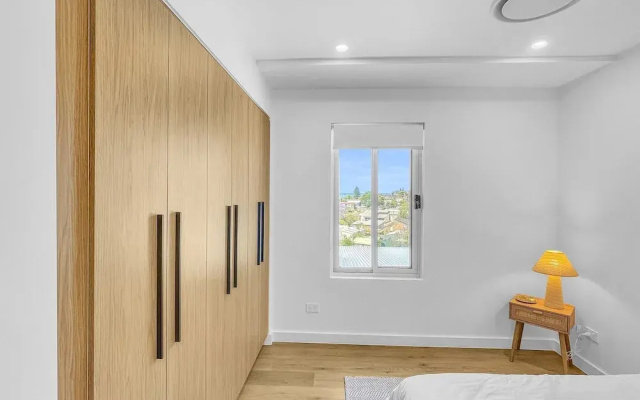 Modern 4-bed Townhouse With Water Views