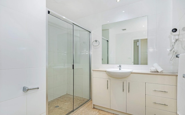 Metawise 1bed Next to ICC Darling Harbour 22 – Bathroom – Sydney