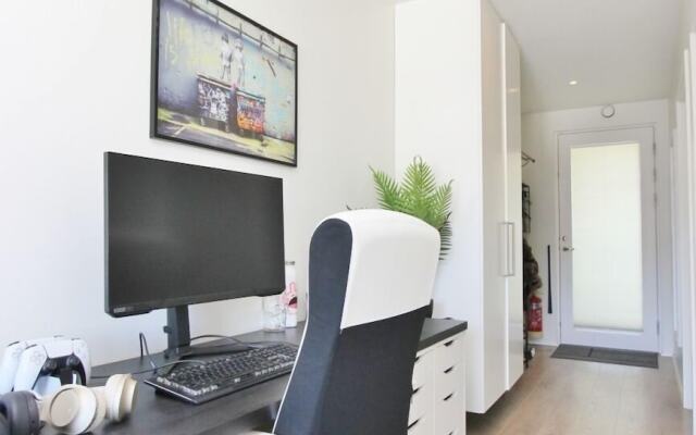 New Downtown Apartment With Free Parking