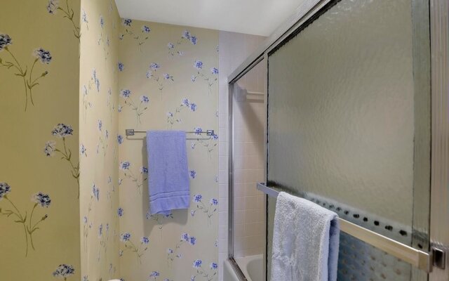 Modern 11th Floor Beachfront Condo With Views/pool