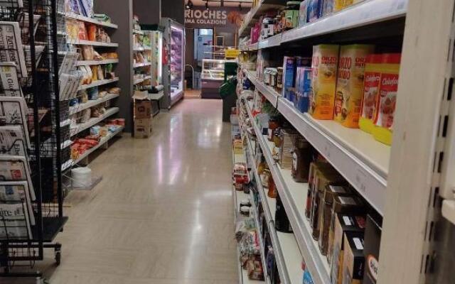 Signora Ruth - Aprilia Residence