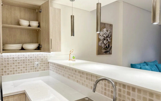 Infinity Pool and Beachfront Apartments - Seven Palm