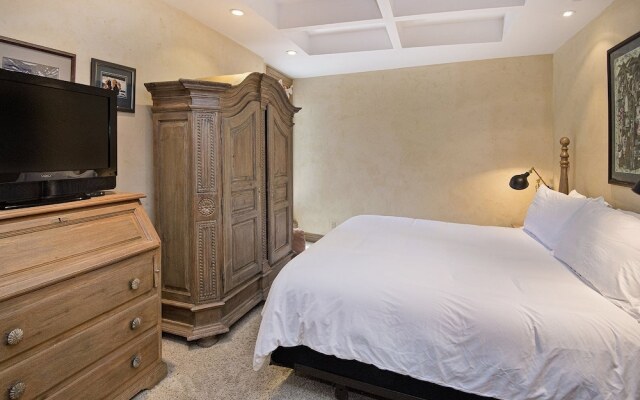 Village Center Condo 1F