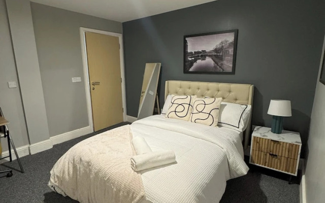 Modern 2 Bedroom City Oasis in Manchester