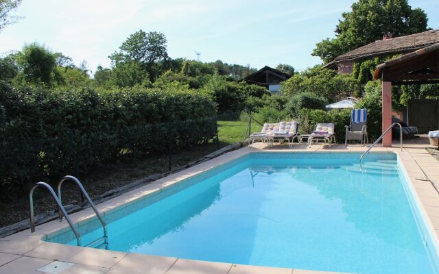 Beautiful Rustic Farmhouse Apartment With Pool