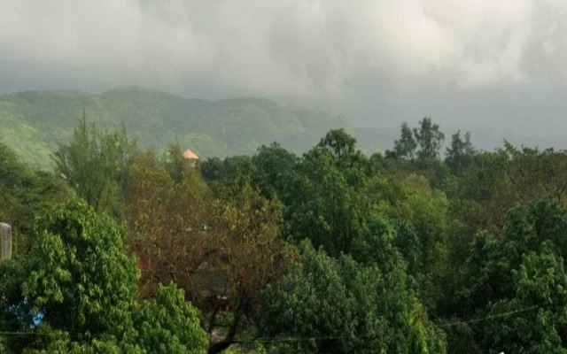 OYO Premium Lonavala Old Highway