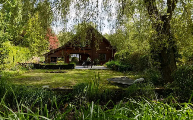 Huswell - Tranquil Retreat Cozy Chalet in the Heart of Urse