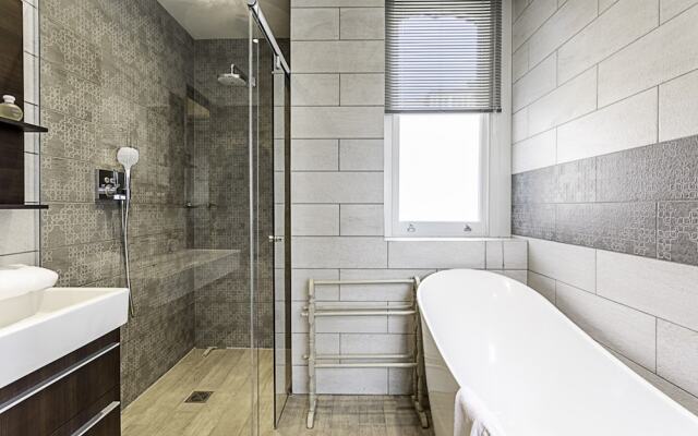 Well-designed Chelsea Flat